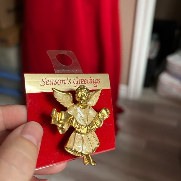 4/$50 Gold and Cream GUARDIAN Angel BROOCH NWT 😇 - Picture 3 of 7